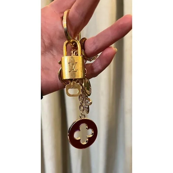 👛  AUTHENTIC LOUIS VUITTON UPCYCLED LOCK AND KEY ON NON BRANDED CHAIN - Picture 5 of 6